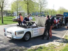 Les ennuis mécaniques continuent pour la Triumph TR4 et l’assistance mécanique va résoudre définitivement le problème