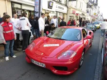 La Ferrari 360 Modena est devant un point de contrôle qui a duré 30 secondes devant un magasin Optic 2000