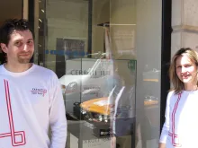 Michel Poitreneau, opticien à Cosne-Cours-sur-Loire et son associée Sandrine Treuillet devant leur magasin transformé en point de contrôle