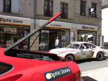 Refroidissement de La Ferrari 360 Modena devant le magasin Optic 2000 à Cosne-Cours-sur-Loire
