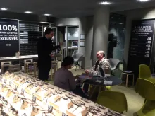 Acuitis Galerie joue sur la transparence des prix en magasin, en affichant les tarifs de chaque options que le client se verra proposer.