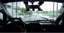 Le second système enregistre ce que le conducteur regarde : la route, les autres véhicules ou les passants par exemple. Ces enregistrements en situation réelle de conduite permettent de mieux connaître les comportements des porteurs en situation de conduite.