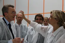 Après la visite de l’usine Krys Group située à Bazainville, Valérie Précresse s’est une nouvelle fois montrée intéressée par le processus de fabrication des verres ophtalmiques.