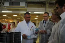 La production RX sur le site de Provins représente 118 heures d’ouverture par semaine avec un budget total de 17,5 millions d’euros. 240 salariés, dont 50 managers et techniciens, travaillent sur 3 000 m² de surface.