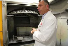 Le Traitement Sous Vide (TSV) a pour effet d’améliorer la transparence du verre selon le type de traitement (protection UV, coupure lumière bleue, anti salisseur, anti buée). 5 500 verres peuvent être traités quotidiennement par une équipe de 24 personnes.