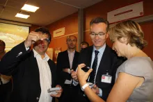 A la fin de leur visite, Christian Jacob et Valérie Pécresse se sont vus remettre par Christophe Chebac un verre BBGR aux couleurs Made in France, et gravé à leur nom.