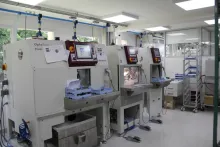 L'entreprise dispose désormais d'un laboratoire de surfaçage et de polissage. « La technologie de surfaçage point par point des verres RX Trem permet l’intégration d’un prisme compensateur dans le surfaçage et offre ainsi une vision nette et confortable dans tous les angles », explique le lunetier. © Acuité 2015