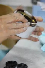 Les palets des verres RX Trem sont en NXT ou PC, des matériaux légers à faible densité et hyper résistants. Ils sont traités dans la masse. Intégrés au cœur du verre, la coloration, les photochromies ou le filtre polarisant sont ainsi protégés. © Acuité 2015