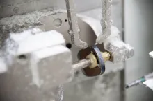 Le laboratoire comprend également un atelier de découpe des verres. Après surfaçage, polissage et traitement de surface, chaque verre est taillé sur mesure pour s’adapter à la monture à laquelle il est destiné.