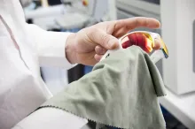 Après la découpe des verres, chaque lunette solaire RX Trem est montée dans l’atelier. Un dernier contrôle avant emballage est effectué pour vérifier la conformité du montage.
