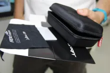 L’équipement est livré dans son étui. Chaque porteur dispose également d’une carte personnalisée, « véritable carte d’identité de sa vision ». Les lunettes montées RX Trem sont désormais garanties 3 mois contre tout problème éventuel d’adaptation. © Acuité 2015