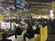 Vincent et le public suivent avec attention les plateaux Acuité TV