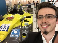 Belle voiture sur le stand Nidek