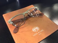 Lunettes en galuchat chez Lucas de Staël