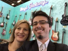 Vincent avec Caroline Blond sur le stand Angel Eyes pour la collection Little Vinyl Factory