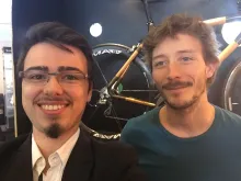 Aurèle Charlet sur le stand In’Bô avec son vélo en bambou en arrière plan