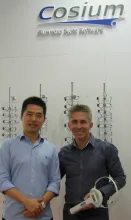 A droite : Jean-Jacques Pineau, directeur export Cosium avec le directeur de Pacific Trade