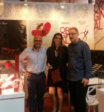 Sur le stand du distributeur de Socodeix. A droite, Patrick Uzzan directeur et Cendrine O designer au centre