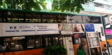 La marque Acuvue sur le bus