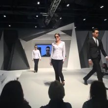 Défilé de mode sur le fashion hub solaire