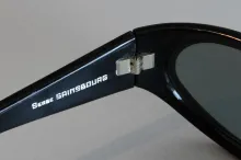 Paire de lunettes de SERGE GAINSBOURG en acétate teinté noir, modèle Marly Sport. L'intérieur de la branche gauche gravé en lettres blanches : « Serge Gainsbourg ».