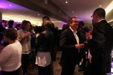 Opticiens et experts sectoriels échangent ensemble