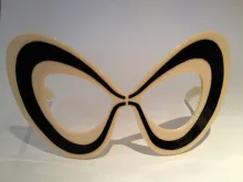 Dès les années 1960, le couturier Pierre Cardin (1922 - ) emprunte au registre de la science-fiction un imaginaire futuriste pour concevoir ses collections. Premier couturier à avoir introduit les matières synthétiques dans ses créations, il crée des vêtements et des accessoires avant-gardistes. Lunette de défilé Pierre Cardin, Forme papillon. Modèle de taille surdimensionnée, acétate de cellulose, vers 1960. Don M. Samuel (2012) ©Musée de la Lunette