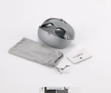 Doté d’une articulation baptisée « biomécanique », fabriquée par Comotec, la charnière s’inspire d’une clavicule humaine et confère à la branche une amplitude de mouvement multidirectionnelle.  Starck Eyes, Modèle Biospeed P0104-03, Philippe Starck, cercles en nylon, manchon en acétate de cellulose, barre frontale en maillechort, finition en aluminium mat, verre en polycarbonate, 1996 – 2002. Don "Alain Mikli International Group" (2005) ©Musée de la Lunette. Photo : Studio Bernardot