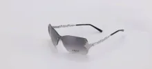 Les lunettes, en métal précieux, sont recouvertes de billes argentées sur les bords externes de la face et sur les branches. Chaque pièce Fred est unique. Elle nécessite plus de 274 opérations réalisées à la main à Morez, et bénéficie ainsi du label "Hand made in France". Les montures sont estampées d’un poinçon de maître garantissant une finition joaillière.  Pearls, Groupe Logo (Morez) - Licence Fred Lunettes. Platine, finition palladium, 2001. ©Musée de la Lunette. Photo : Studio Bernardot.