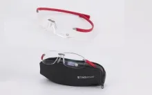 Pour éviter une cassure inesthétique lors de la fermeture de la branche et assurer une tenue parfaite des lunettes sur le visage, Tag Heuer a mis au point une monture sans charnière. Les matériaux comme le ß-titane et l’élastomère sont synonymes d’extrême légèreté, de confort optimal et de grande résistance, avec en plus la capacité de mémoriser la forme de votre visage.  Reflex, Groupe Logo (Morez) - Licence Tag Heuer. Titane, élastomère, 2001. ©Musée de la lunette. Photo : Studio Bernardot