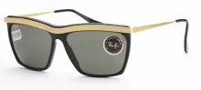 Ray-Ban, contraction de « Ray-Banner » qui veut dire « bannir les rayons du soleil », est lancée en 1937. Elle est aussitôt adoptée par l’armée américaine qui commande un modèle pour ses pilotes (Aviator) puis par les stars de cinéma. En 1952, Ray-Ban lance la « Wayfarer », autre modèle mythique de la marque, et toujours le plus vendu, popularisé par les acteurs et actrices d'Hollywood. Ray Ban, modèle Wayfarer, 20e siècle - années 50. Coll. Essilor - Pierre Marly © Musée de la Lunette. Photo Pierre Guénat