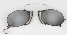 Pince-nez verres fumés, XIXe, acier, ©Musée de la Lunette, coll. Essilor - Pierre Marly. Photo : Pierre Guenat