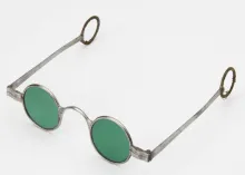 Lunettes à tempes - conserves, XVIIIe siècle, argent et verres teintés ©Musée de la Lunette, coll. Essilor - Pierre Marly. Photo : Pierre Guenat