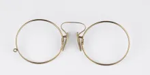 Pince-nez, acier trempé, doublé or, XIXe– début XXe siècle ©Musée de laLlunette - coll. Essilor-Pierre Marly. Photo : Pierre Guénat