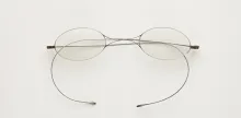 Lunettes-fil ou lunettes-cheveux, laiton, fin du XIXe– début du XXe siècle ©Musée de la Lunette - coll. Essilor-Pierre Marly. Photo : Pierre Guénat