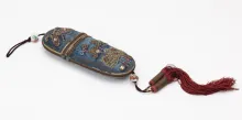 Etui, soie brodée, XIXe siècle ©Musée de la Lunette, coll. Essilor - Pierre Marly. Photo : Pierre Guénat