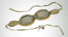 Lunettes dites du « Dalaï-Lama », soie et argent finement ciselé, XIXe siècle ©Musée de la Lunette, coll. Essilor - Pierre Marly/Bernardot Photos