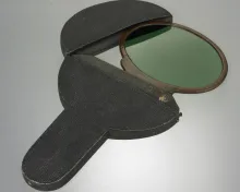 Lunette de gondole, monture en acajou et verre teinté, XVIIIème siècle, Venise ©Musée de la Lunette - coll. Essilor-Pierre Marly. Photo : Pierre Guénat