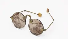 Lunettes de Chine, verres en quartz fumé, laiton, XIXe siècle ©Musée de la Lunette - coll. Essilor-Pierre Marly. Photo : Pierre Guénat