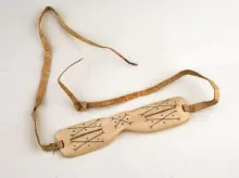 Lunettes des peuples du Grand Nord  (ivoire de morse, nerfs de renne) ©Musée de la Lunette, coll. Essilor - Pierre Marly/Studio Vision