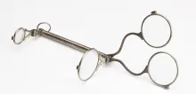 Binocle associant un système grossissant, XIXe siècle, ©Musée de la Lunette - coll. Essilor-Pierre Marly. Photo : Pierre Guénat