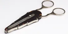 Binocles, fin XVIIIe, argent et écaille de tortue, modèle avec un système permettant de ranger les verres dans le manche et donc de s’en servir comme étui. ©Musée de la Lunette - coll. Essilor-Pierre Marly. Photo : Pierre Guénat