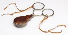 Binocles, argent et écaille, fin XVIIIe – début XIXe siècle, les verres sont pourvus de petits trous afin d’y faire passer d’élégants rubans, ©Musée de la Lunette - coll. Essilor-Pierre Marly. Photo : Pierre Guénat