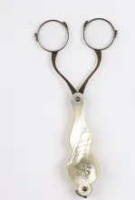 Binocle, argent et nacre, insertion sur le manche de deux initiales, S et B, peut être celles de son propriétaire ©Musée de la Lunette - coll. Essilor-Pierre Marly. Photo : Pierre Guénat