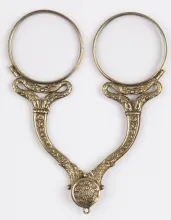 Binocles, vermeil, fin XVIIIe – début XIXe siècle, décorées de motif serpents et destinées aux femmes, ©Musée de la Lunette - coll. Essilor-Pierre Marly. Photo : Pierre Guénat