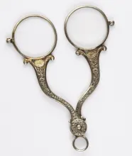 Binocles, vermeil, fin XVIIIe – début XIXe siècle, décorées de motif floraux et destinées aux femmes, ©Musée de la Lunette - coll. Essilor-Pierre Marly. Photo : Pierre Guénat