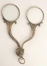 Binocles, fin XVIIIe – début XIXe siècle ©Musée de la Lunette, coll. Essilor - Pierre Marly. Photo : Studio Vision