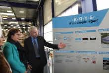 Pour l'inauguration de l’extension du site de production de Bazainville, Jean-Pierre Champion (DG de Krys Group) a reçu Martine Pinville (secrétaire d’état, chargée du Commerce, de l’Artisanat, de la Consommation et de l’Economie sociale et solidaire). ©Acuité 2016
