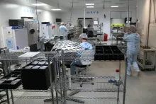 Les "salles blanches", pour les traitements comme l'antireflet, ont été le coeur de la restructuration de l'usine. ©Acuité 2016