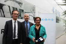 Pour clôturer cette visite, Jean-Pierre Champion et Fabien Hamès ont remis à Martine Pinville un coffret de verres Origine France Garantie (OFG), bénéficiant du traitement anti-lumière bleue. ©Acuité 2016